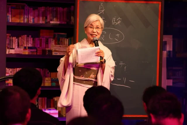 【イシス編集学校　第90回感門之盟｜読奏エディストリート Day1】

イシス編集学校秋季コースの修了式「感門之盟」が、3/21(土)、3/22(日)２日間に渡り、本楼で開催されました。

3/21(土)Day1は、55期［破］コースと44期［花伝所］の修了を言祝ぎました。
4ヶ月に渡る指南を全うした師範代には、労いと激励の言葉とともに、本の贈り物「先達文庫」が贈られます。

田中優子学長は、今回のテーマ「読奏エディストリート」にちなみ、幼少期からの個人的な読書体験を紐解きながら、本には自分の知らない世界、言語化できなかった世界があること、本を介して別の世界を持つことの大切さを語りました。

#イシス編集学校
#田中優子
#本楼
#感門之盟
#読書